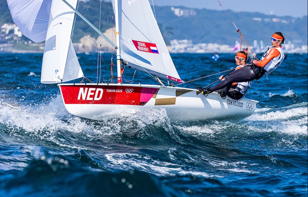 Lobke Berkhout (r) en Afrodite Zegers voor de laatste keer samen in de 470 vrouwen in Tokio. Foto: World Sailing/Sailing Energy