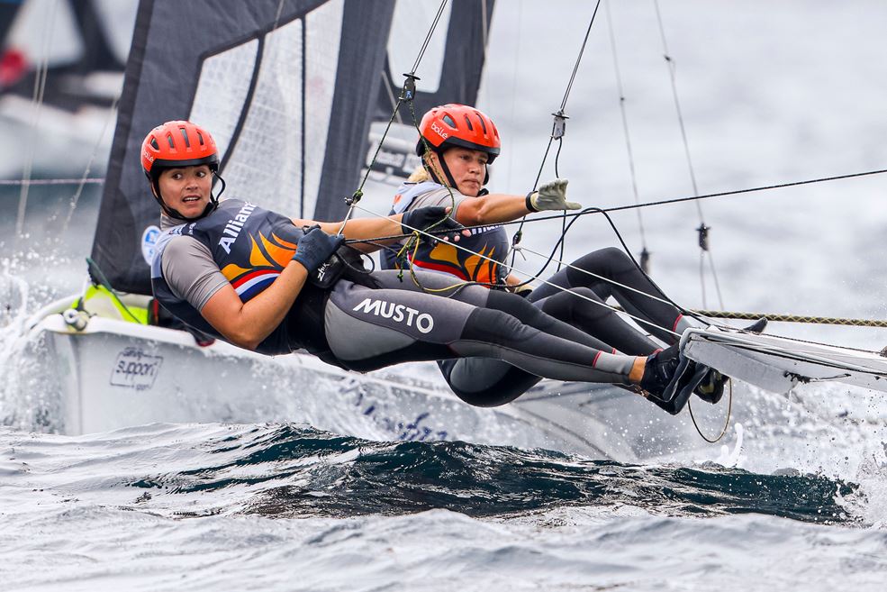 Veel wind en golven Annette Duetz en Odiel van Aanholt (foto Sailing Energy)