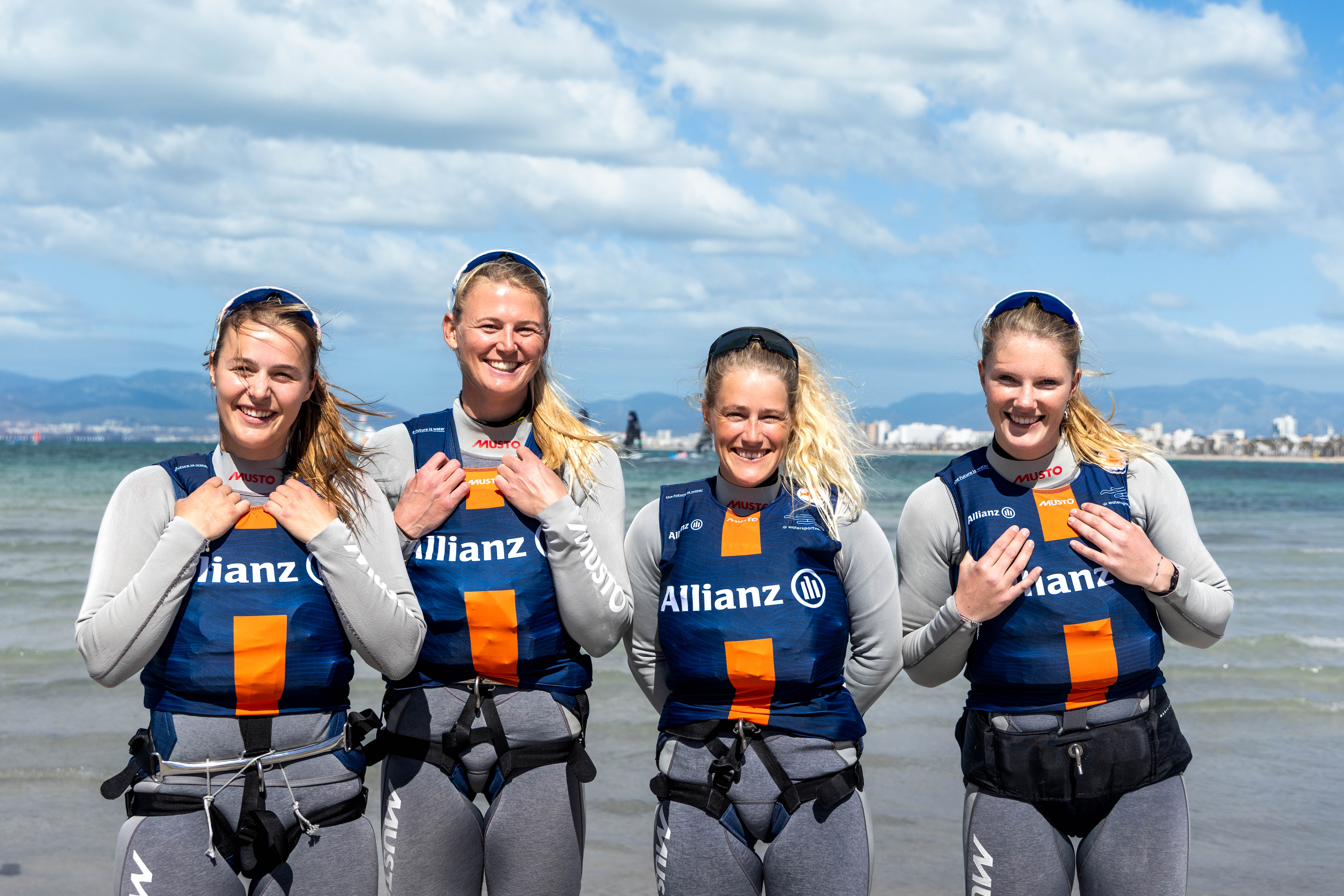 vlnr: Anne de Kort, Karlinde van Arendonk, Odile van Aanholt, Marissa IJben (fotograaf: Luc Schmitz/ Watersportverbond )