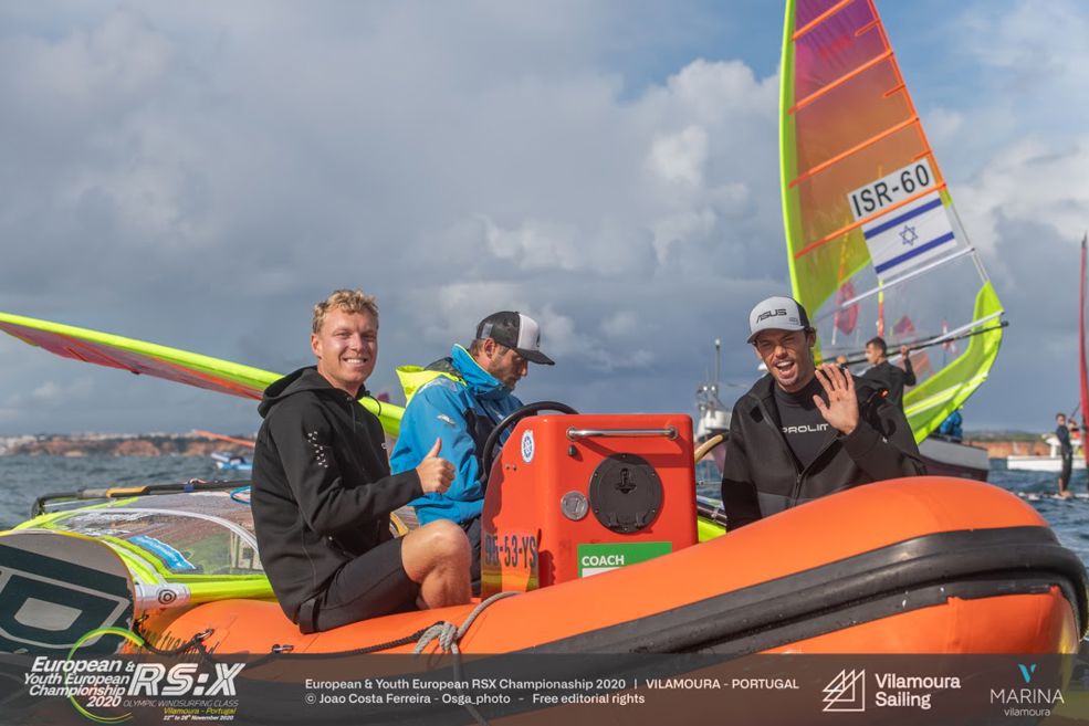 vlnr Sil Hoekstra coach Casper Bouman en Kiran Badoe wachten op wind...