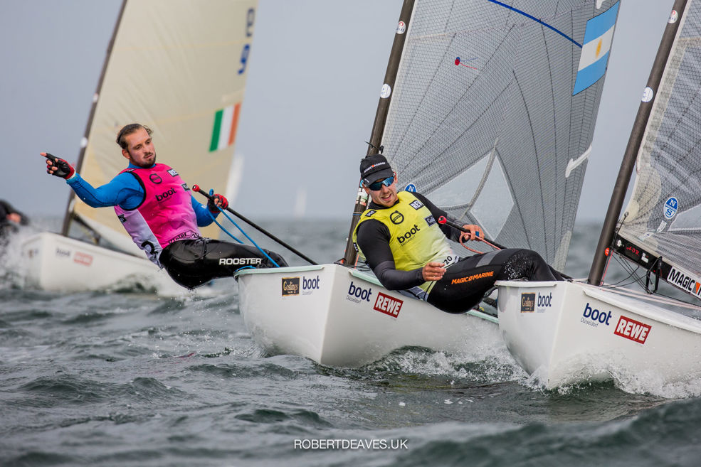 Nicholas Heiner in de gele trui (fotograaf Robert Deaves / Finn klasse)