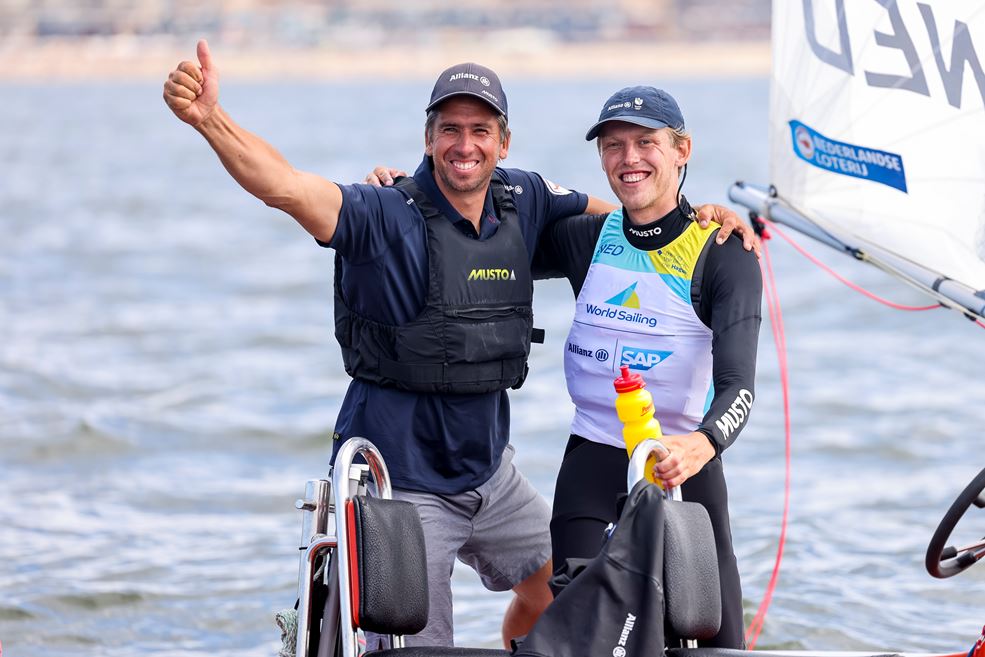 Duko Bos rechts en coach Pieter-Jan Postma (foto World Sailing)