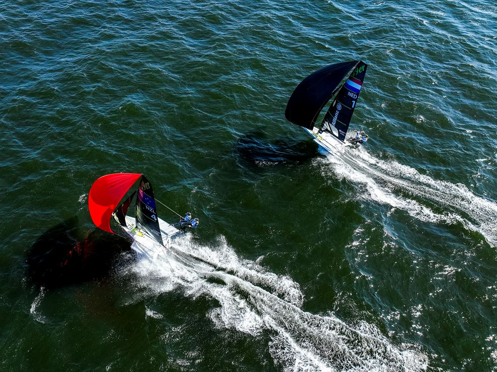 Lambriex en Van de Werken boven in het beeld (foto Worlds Sailing)
