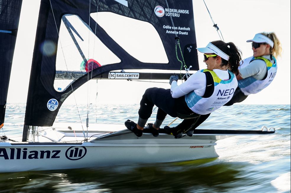 Odile van Aanholt en Annette Duetz (foto World Sailing)