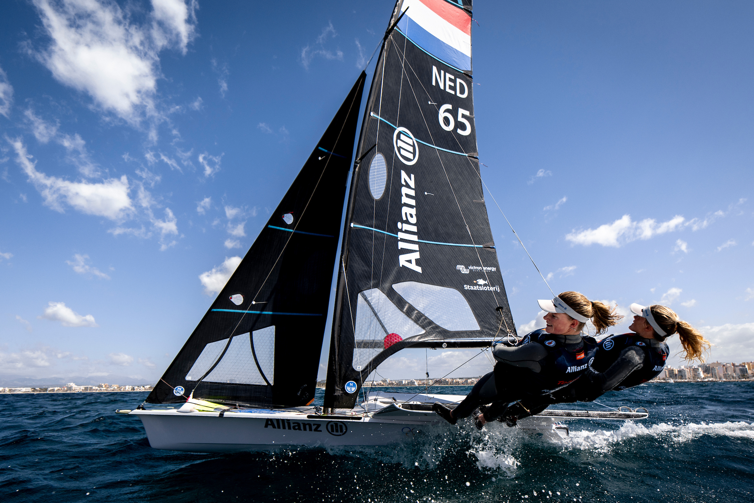 Odile van Aanholt met Marissa IJben (l) (fotograaf Sailing Energy)
