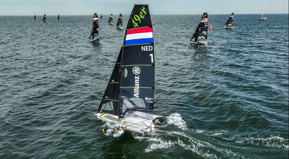 Eerste race van het WK gewonnen door Lambriex en Van de Werken (foto World Sailing)