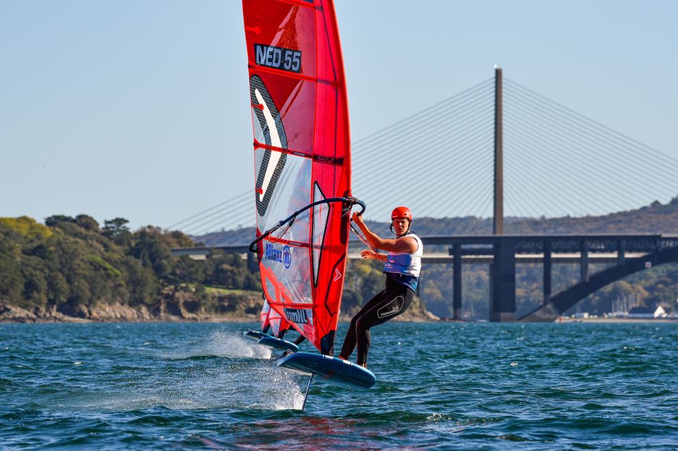 Foto: Luuc van Opzeeland, WK iQFOiL Brest. Credits: Eric Bellande