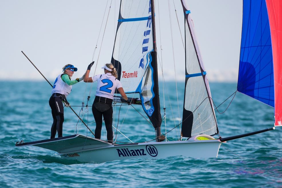 High fives na het terugpakken van de koppositie op een hele lastige dag (foto Sailing Energy)