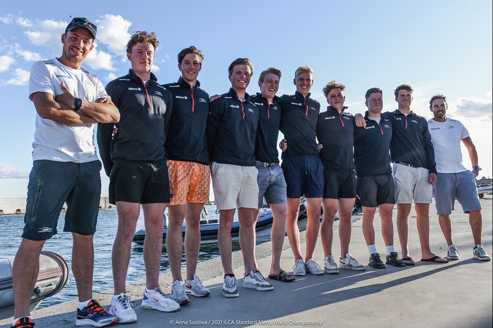 Team Allianz op WK ILCA7 vlnr: Roeloef Bouwmeester (coach) Thomas van Ofwegen, Erik Voets, Marnix Bos, Duko Bos, Willem Wiersema, Paul Hameeteman, Niels Broekhuizen, Teun Binkhorst en Rodie van Mackelenbergh (coach). Fotograaf Anna Suslova, beeld rechtenvrij voor redactioneel gebruik