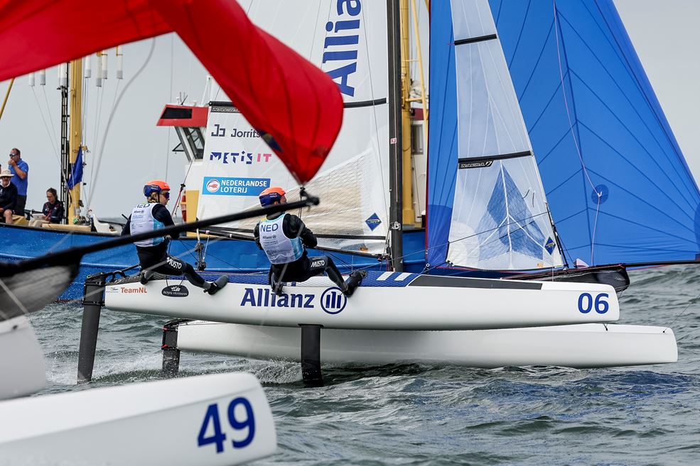Van der Meer en Bouwer met een scherpe finish (foto Worlds Sailing)