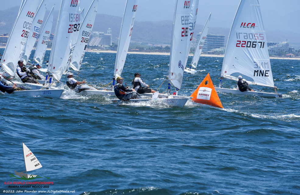 Niels Broekhuizen bij de bovenboei (foto John Pounder / ILCA Class)