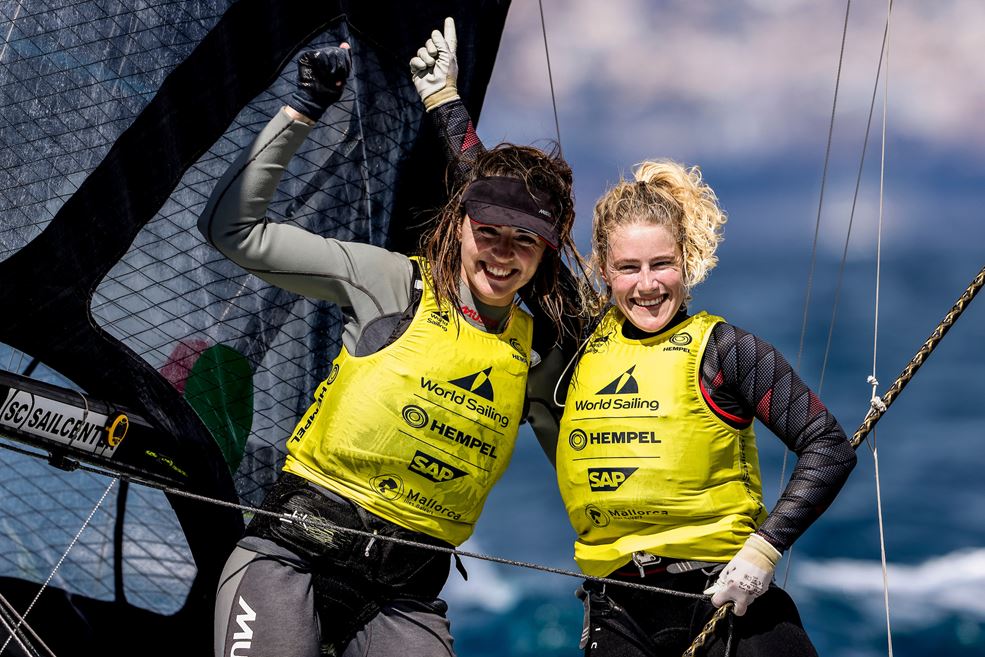 Annette Duetz (l) en Odile van Aanholt winnen Trofeo Sofía april 2022 (fotograaf Sailing Energy)