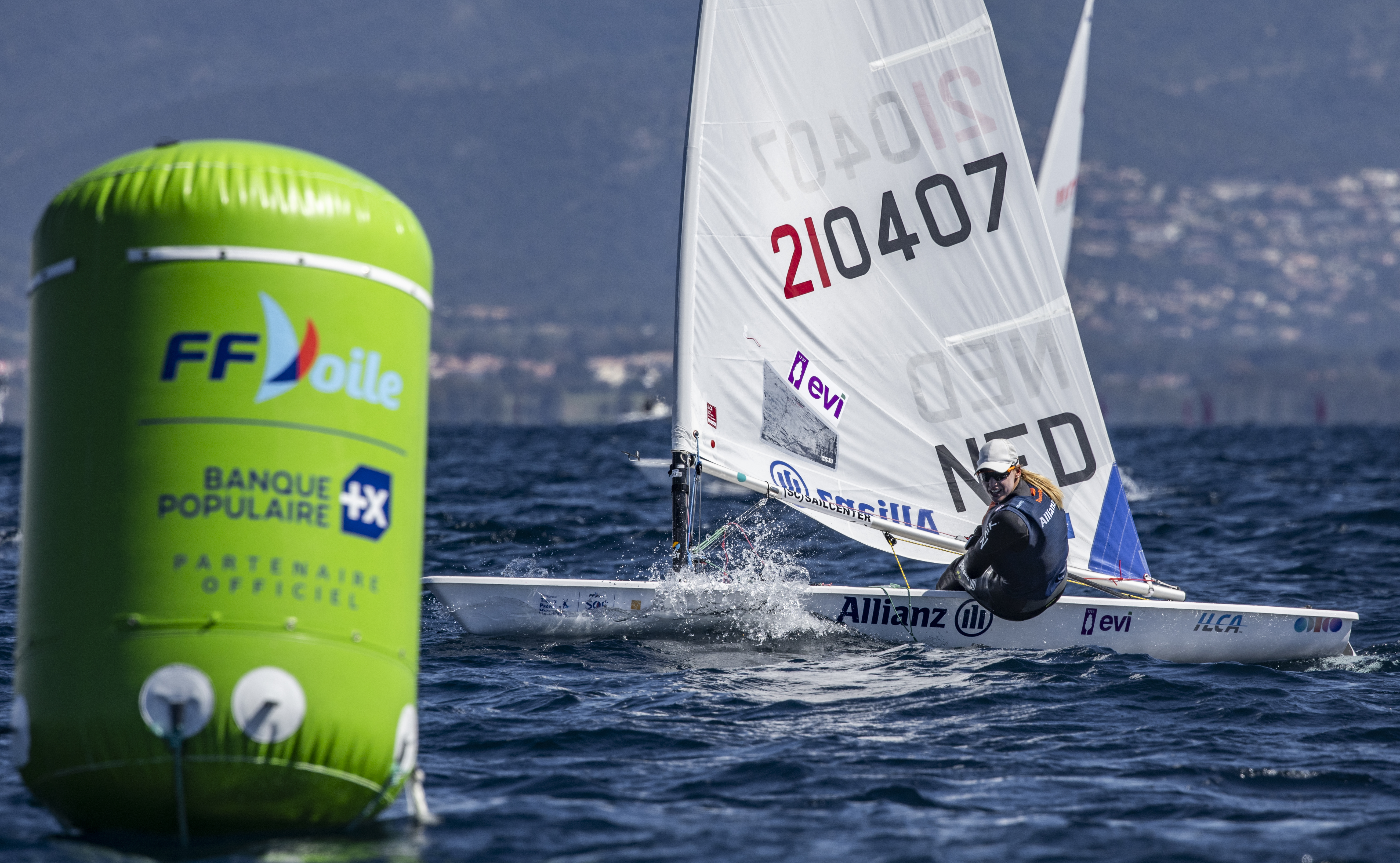 Marit Bouwmeester kijkt vooruit (foto Sailing Energy)