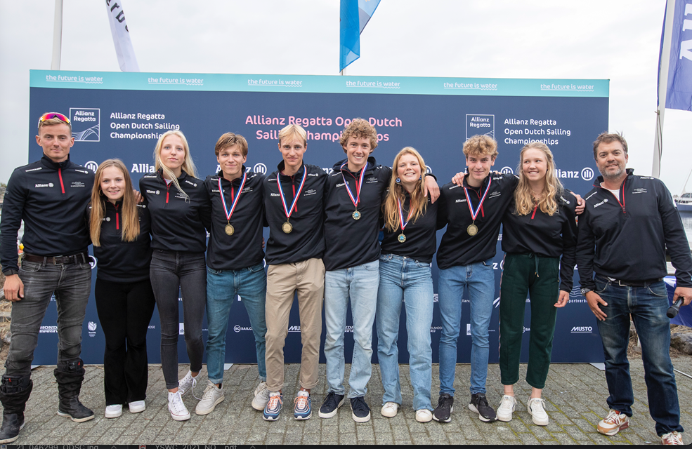 Foto van de NLse ploeg voor het Jeugd WK, met vlnr Dirk Bennen (coach), Marlies Schouten, Maud Lodewijk, Frank Boer, Robbert Huisman, Olivier Jaquet, Femme Rijk, Hidde Schraffordt, Roos Wind, Marc de Haas (Coach / Team leader) Niet op de foto Jis van Hees en Casper Bouman (fotograaf Sander van der Borch)