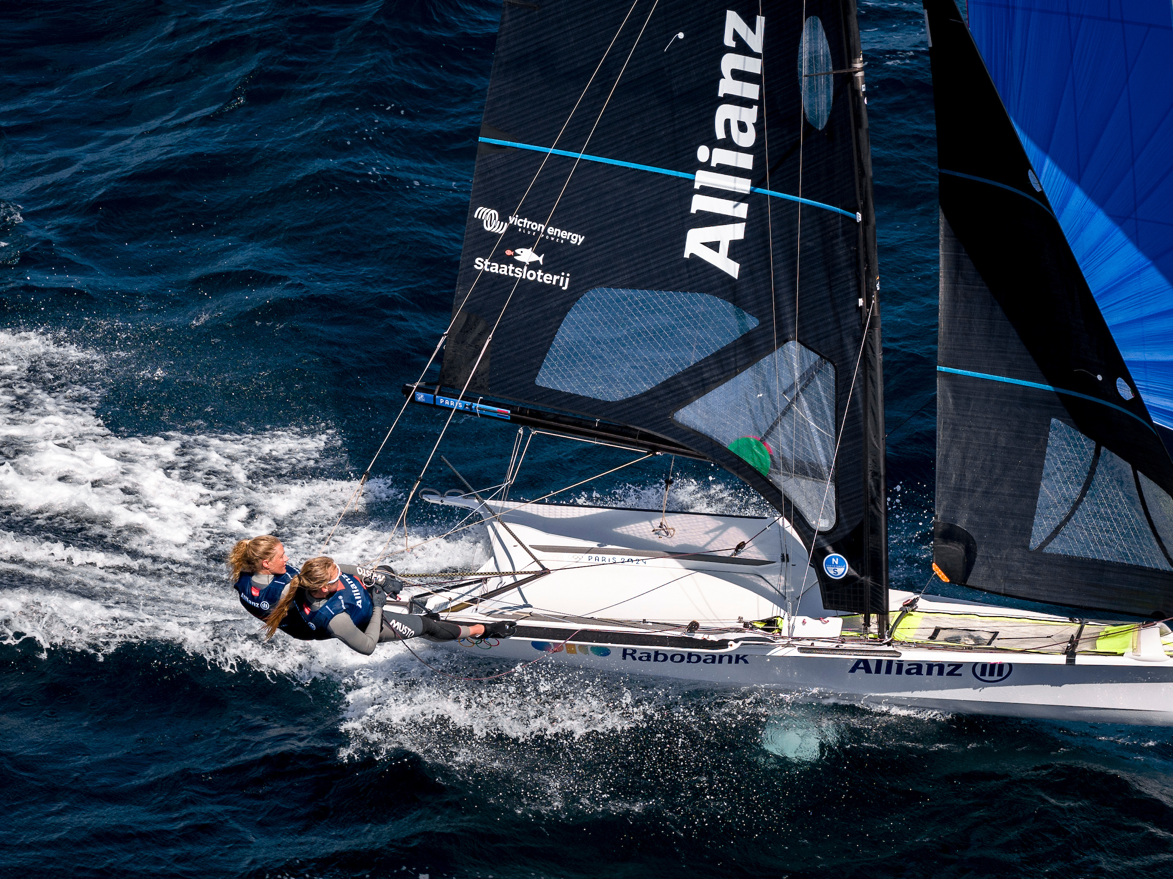 Odile van Aanholt en Karlinde van Arendonk (r) (fotograaf Sailing Energy)