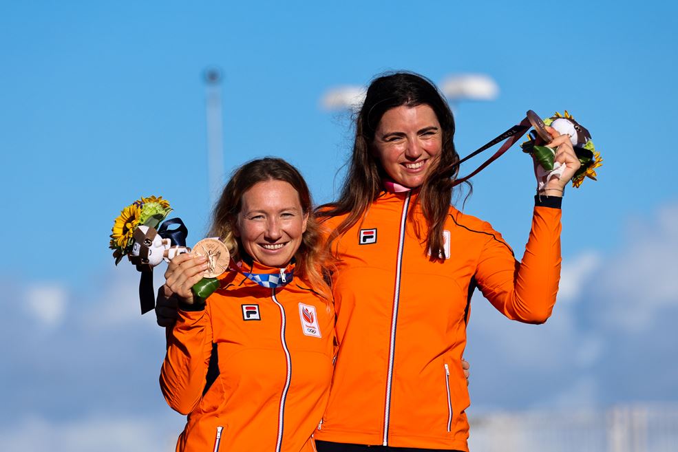 Annemiek Bekkering (l) en Annette Duetz. Foto: World Sailing/Sailing Energy